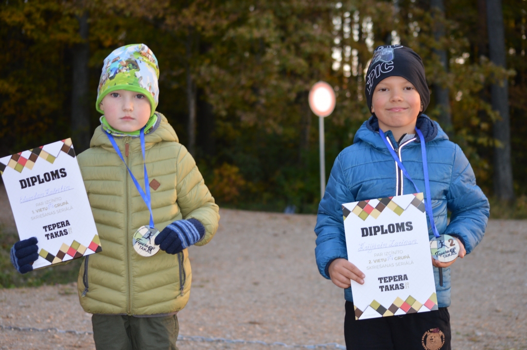Visjaunākajā zēnu grupā kopvērtējumā uzvarēja sešgadnieks, Smiltenes bērnudārza “Pīlādzītis” audzēknis Eduards Kalvītis (no kreisās). Otrais ātrākais bija septiņgadnieks, Smiltenes vidusskolas 1.d klases skolnieks Krišjānis Zariņš (blakus). Trešo vietu izcīnīja Reinis Šilovs (nebija klāt apbalvošanas ceremonijā). Lai uzvarētu, jāskrien ļoti ātri un vēlams trenēties, kaut pagalmā futbolu spēlējot, stāsta zēni.                                           
Autors: SANDRA PĒTERSONE
