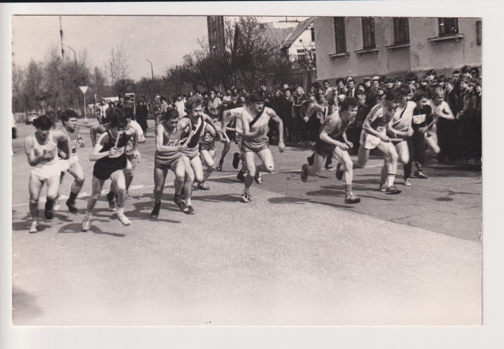 1983. gada 1. maija svētku stafetes skrējiena starts pie Valkas kultūras nama.  
Autors: Aldis Dubļāns