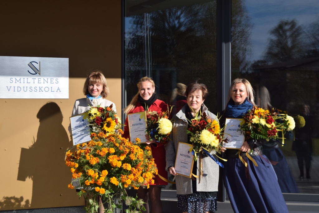 Smiltenes novada pašvaldības rīkotajā konkursā “Par sasniegumiem izglītībā” šogad Smiltenes vidusskolā laureātes ir Inguna Kudlāne (no kreisās), Monta Konstante, Inese Raiskuma un Iveta Kalniņa.                       
Autors: BAIBA VAHERE