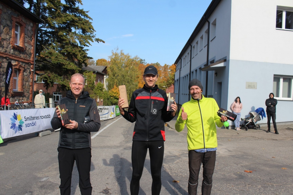 Divu apļu jeb 6,6 kilometru distancē Smiltenes novada sportistiem divas godalgotas vietas izdevās izcīnīt V55 grupā. Otrās vietas ieguvēju Kasparu Marksu (no kreisās) un trešās vietas ieguvēju Māri Stabiņu (no labās) apsteidza tikai valmierietis Gatis Melgalvis. 
Autors: Foto: Kitija Klempnere