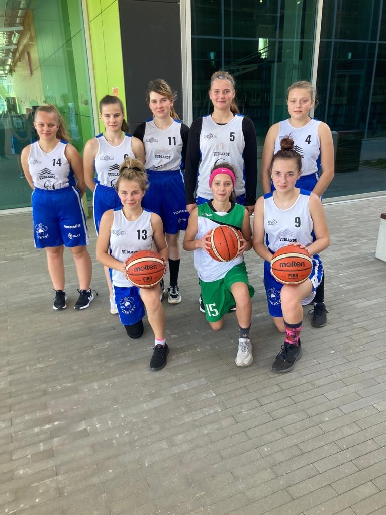 Jauno sezonu ar uzvarām valsts mēroga sacensībās uzsākusi Smiltenes sporta skolas meiteņu komanda “Smiltene”.               
Autors: NO PERSONĪGĀ ARHĪVA