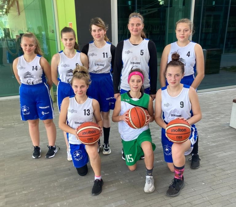 Jauno sezonu ar uzvarām valsts mēroga sacensībās uzsākusi Smiltenes sporta skolas meiteņu komanda “Smiltene”. 
Autors: No personīgā arhīva