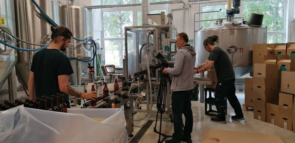 Ciklā “Smiltenes novada veiksmes stāsts” būs seši raidījumi (attēlā –“STV Studija” vadītājs un operators Jānis Ūdris filmē Raunas alus darītavu “Malduguns”).                                                                                                
Autors: NO PERSONĪGĀ ARHĪVA