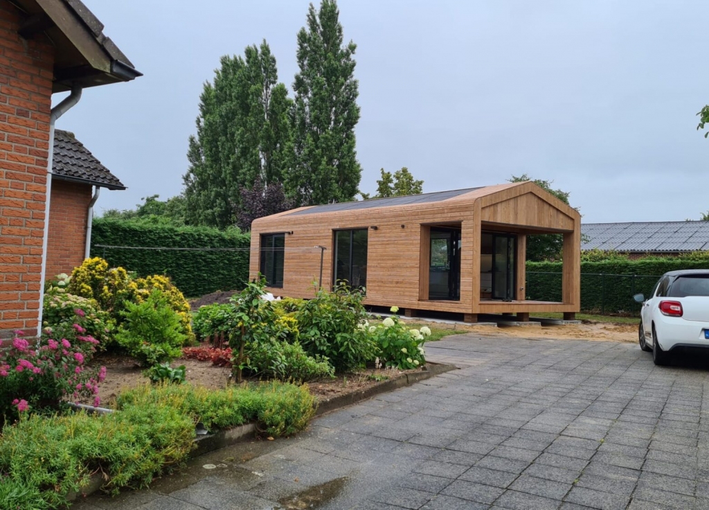 Ārzemēs moduļu mājas nereti uzstāda blakus jau esošām privātmājām.