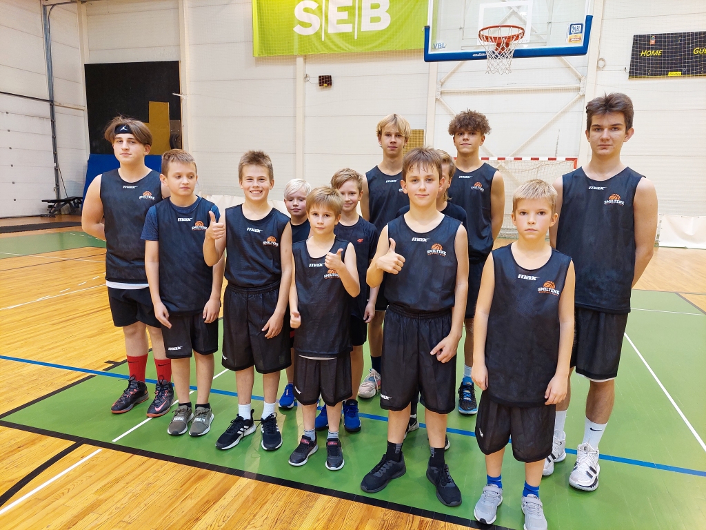 Jaunās treniņu formas jau izmēģinājuši Smiltenes bērnu un jaunatnes sporta skolas audzēkņi, kurus  basketbolā trenē Elvis Markss. 
Autors: IVARS JOKSTS