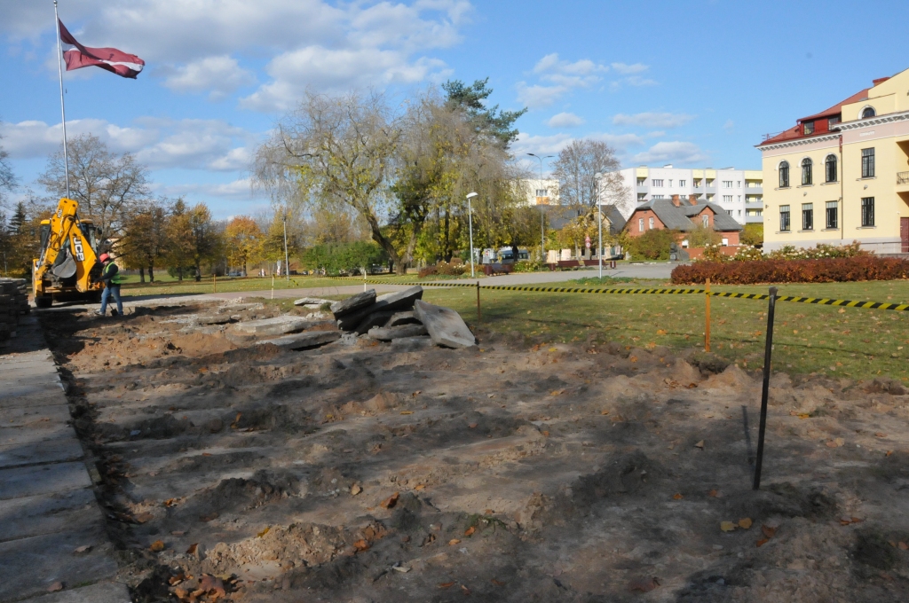 Šo pirmdien Lugažu laukuma pārbūvi uzsāka SIA “VN Bruģis” no Valmieras. Vispirms tiek noņemtas septiņdesmitajos gados uzliktās betona plāksnes.                                                                                                             
Autors: INGA KARPOVA