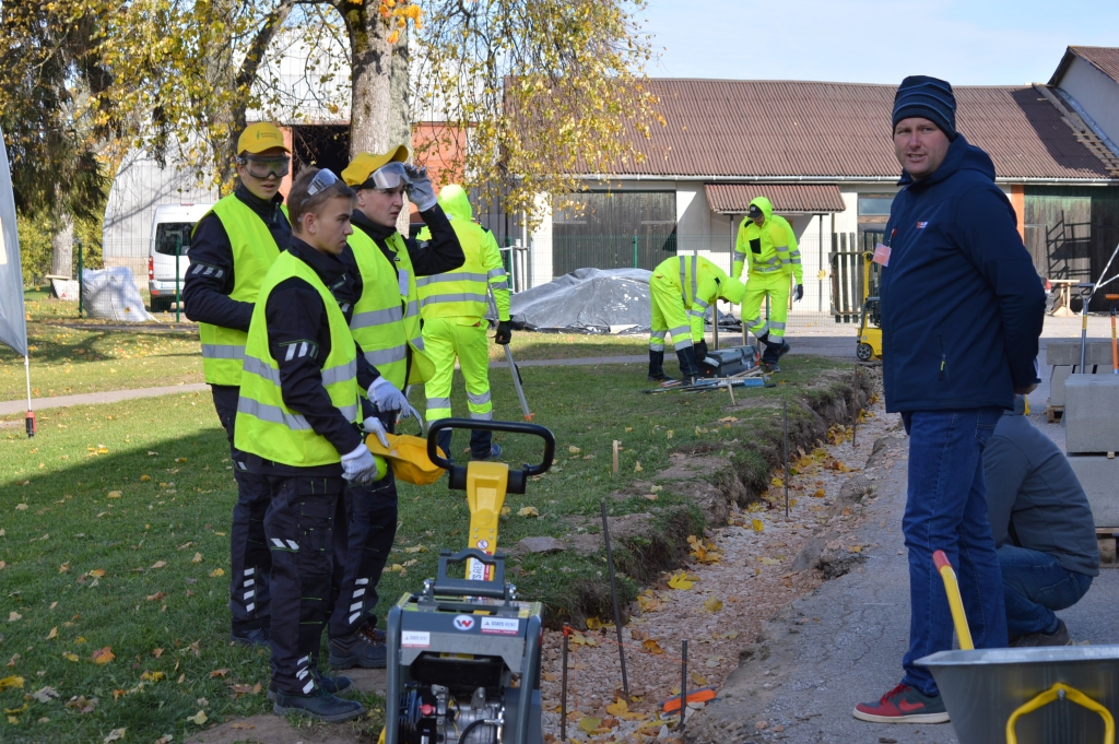 Smiltenes tehnikumu  nozares jauno profesionāļu konkursā “Ceļu būve” pārstāvēja topošie  ceļu būvtehniķi, 3. kursa audzēkņi Renāts Paeglis, Mārcis Kalvis Ragainis un Ričards Patašs. To, kā viņi tiek galā ar uzdevumiem, vērtēja profesionāļi, arī SIA “8.CBR” projektu vadītājs Aldis Šaicāns.                                               
Autors: SANDRA PĒTERSONE