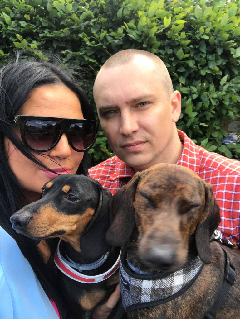 Bijušie rīdzinieki Mārtiņš Silgailis un Kristīne Kivliņa uz Kārķiem pārcēlušies ar saviem uzticamajiem četrkājainajiem draugiem Ralfu un Leo.                                                                                                                       
Autors: no M. Silgaiļa personīgā arhīva 