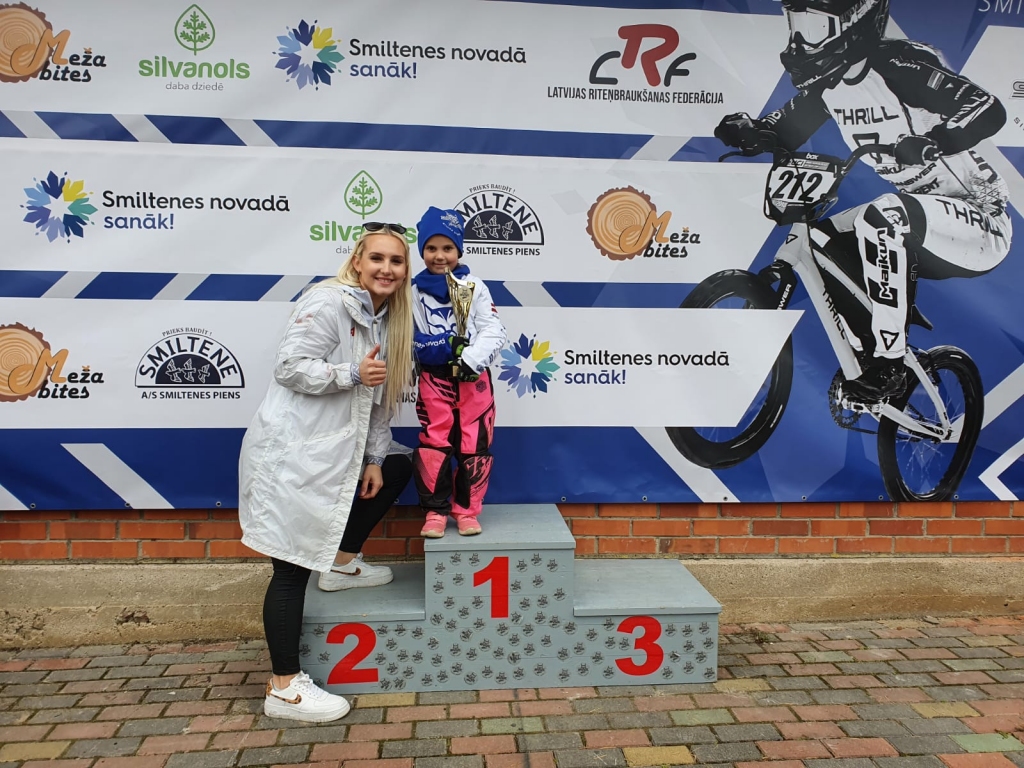 Uzvarētāju apbalvošanas ceremonijā piedalījās šī gada Latvijas BMX čempione dāmu elites grupā un Tokijas olimpisko spēļu dalībniece Vineta Pētersone. Viņa pasniedza balvu arī sešus gadus  vecajai smiltenietei Sabīnei Šteinbergai.                                                                                                                                                           
Autors: NO PERSONĪGĀ ARHĪVA