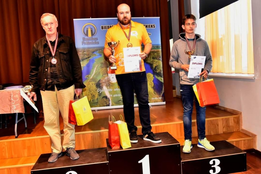 Palsmanietis, talantīgais dambretists  Kristers Lapiņš (no labās) sevi apliecinājis kā līdzvērtīgu, sacenšoties ar Latvijas dambretes zvaigznēm pieaugušo konkurencē.                                                    
Autors: LATVIJAS DAMBRETES FEDERĀCIJA