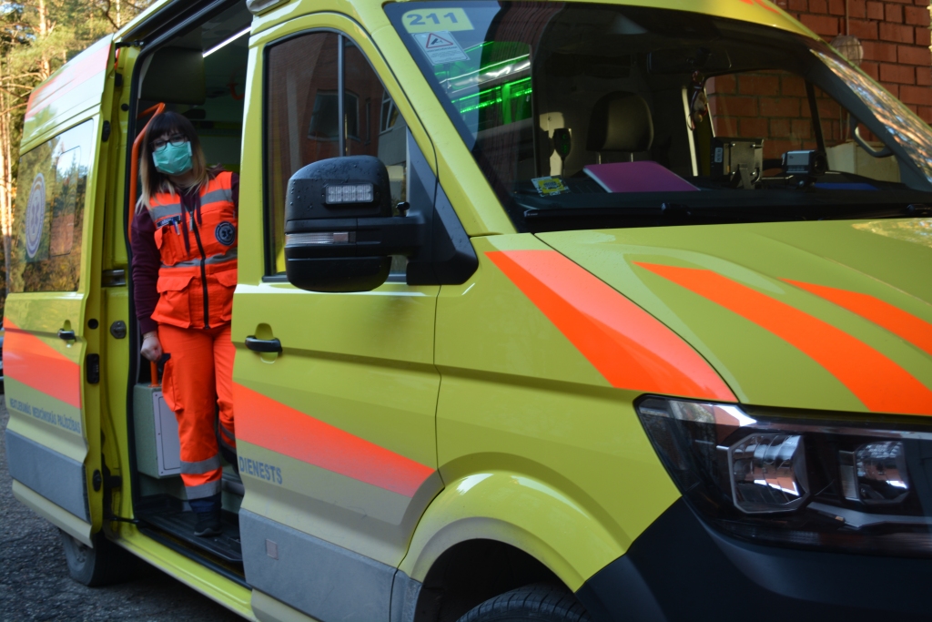 Līdz ar ārkārtējās situācijas izsludināšanu Neatliekamās medicīniskās palīdzības dienests plāno savus resursus atbilstoši epidemioloģiskajai situācijai, uzsākot rūpīgāk izvērtēt, kad pie pacienta ir jādodas izsaukumā un kad viņš pats var doties uz tuvāko ārstniecības iestādi.                          
Autors: Ilze Fedotova