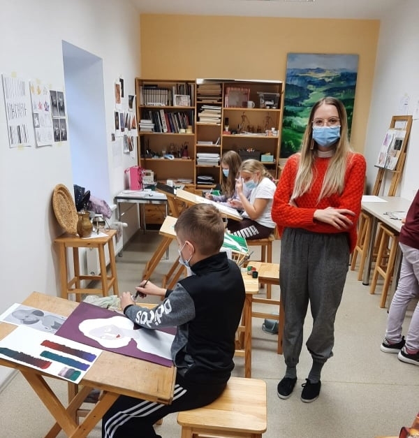 Valkas mākslas skolas skolotājai Elīnai Tederei darbs ar igauņu bērniem Latvijas skolā ir sirdsdarbs. Salīdzinot ar skolotāju atalgojumu Igaunijā, Elīna saņem nelielu algu, bet tas viņai neliedz mērķtiecīgi strādāt. 
Autors: NO PERSONĪGĀ ARHĪVA