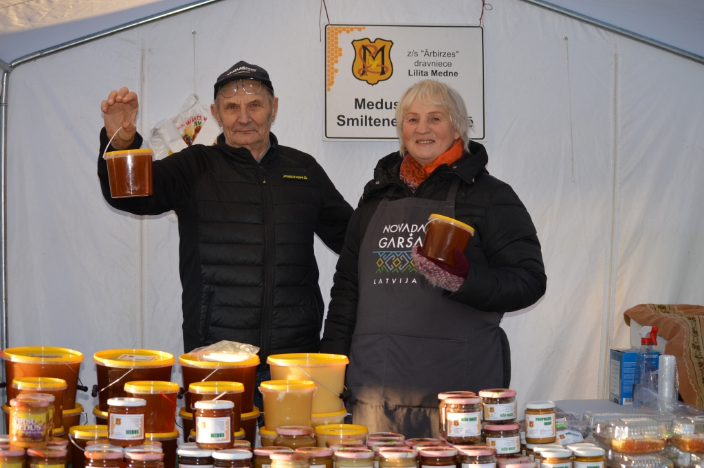 Smiltenes dravniekiem Lilitai un Vilim Medņiem oktobris atnesis ļoti priecīgu vēsti – viņu  saimniecības dažādu ziedu  medus saņēmis zelta medaļu zīmola “Novada Garša” produktu kvalitātes konkursā.  
Autors: SANDRA PĒTERSONE