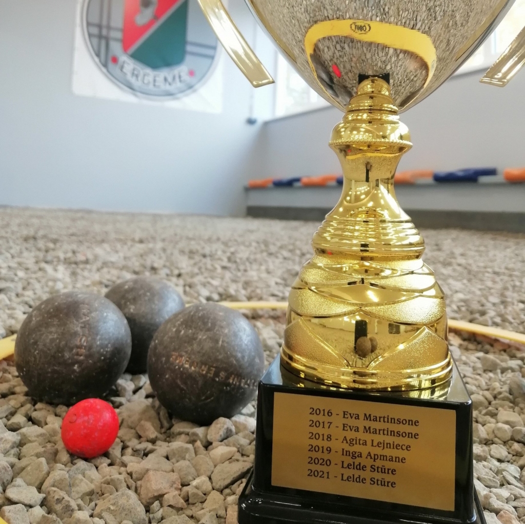 Uz Latvijas petanka sporta federācijas ceļojošā čempionu kausa iegravēts arī pēdējo divu gadu sieviešu vienspēļu čempiones SK “Petanks Ērģeme” spēlētājas Leldes Stūres vārds.                                                
Autors: No “Facebook”