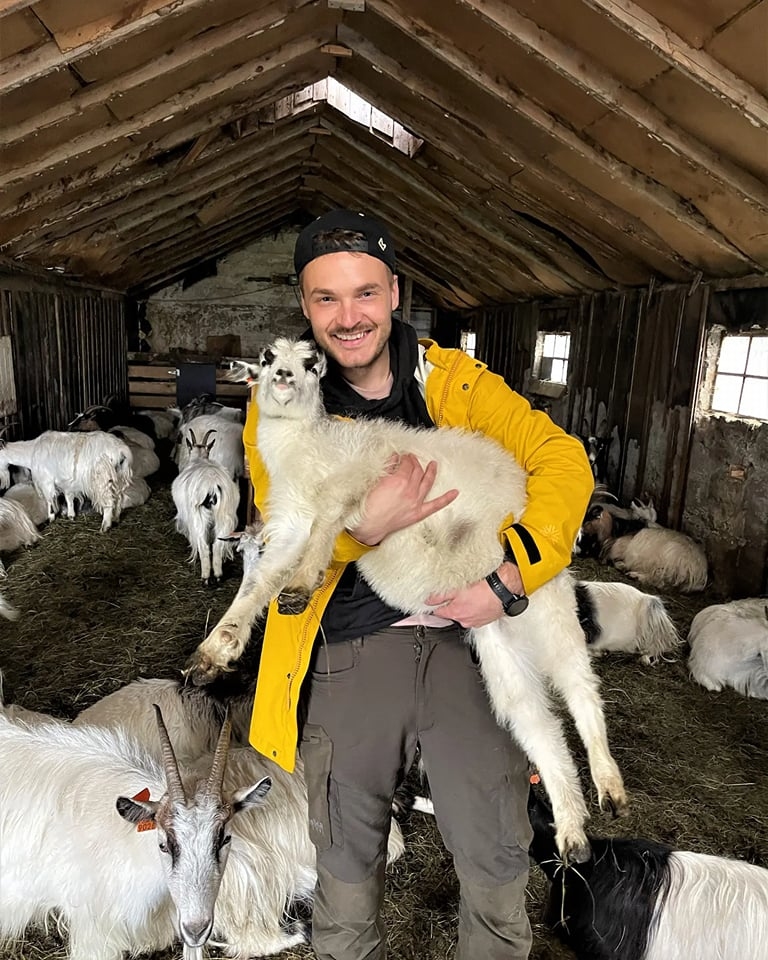 Blomēnietis Rihards Spilva Islandē dzīvo un strādā kopš 2018. gada (ar īslaicīgu pārtraukumu). Šo zemi viņš iemīļojis tās apbrīnojamās dabas dēļ. Attēlā – Rihards ekskursijā Islandē vienīgajā kazu fermā.                    
Autors: NO PERSONĪGĀ ARHĪVA
