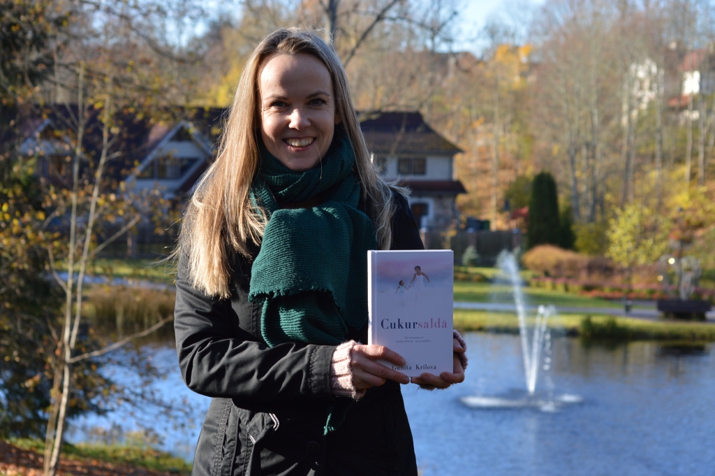 Smilteniešu novadniece Gunita Krilova, stāstot par savu jauno grāmatu “Cukursaldā”, atzīst, – saldus noslēgumus viņai uzrakstīt ir grūti.  Idilli “viņi dzīvoja kopā ilgi un laimīgi” šī grāmata nepiedāvā, – reālā dzīve ir daudz sarežģītāka.                                                                                                                                                                
Autors: SANDRA PĒTERSONE 