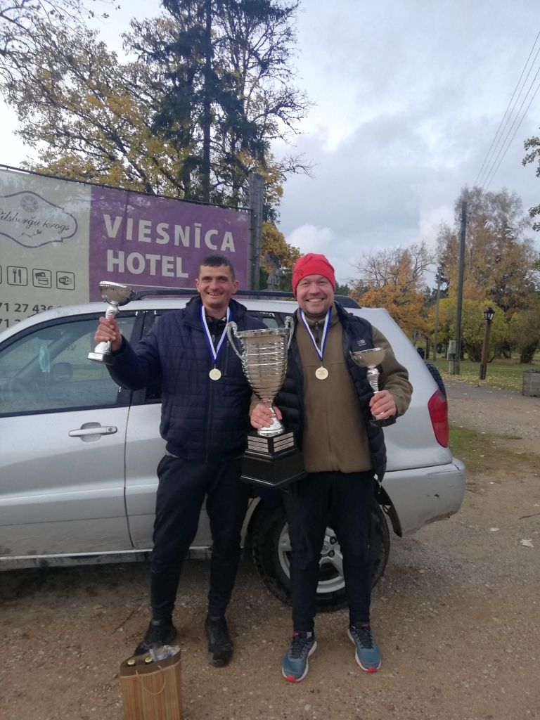 Smiltenes novada makšķernieki Jānis Lapiņš (no labās) un Edijs Dancis šomēnes uzvarējuši Jūrkalnes jūras festivālā makšķerēšanā no krasta – lielās sacensībās, kas līdz šim bijis Latvijas čempionāts, un uz gadu ieguvuši lielo ceļojošo “SALMO” kausu. Tajā tiks iegravēti arī viņu vārdi un uzvārdi.                                                                                      
Autors: NO PERSONĪGĀ ARHĪVA