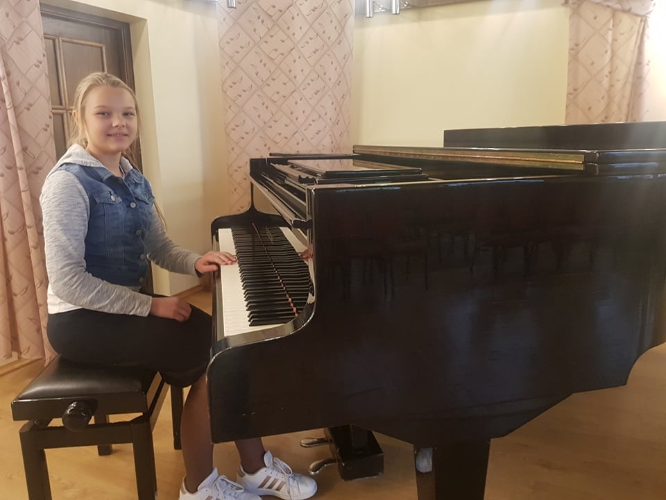 Lai gan Elīna Umaņeca kopā ar ģimeni dzīvo Valgā, meitene jau septīto gadu uzcītīgi apgūst klavierspēli Jāņa Cimzes Valkas mūzikas skolā.                                                                                                                             
Autors: INGA KARPOVA