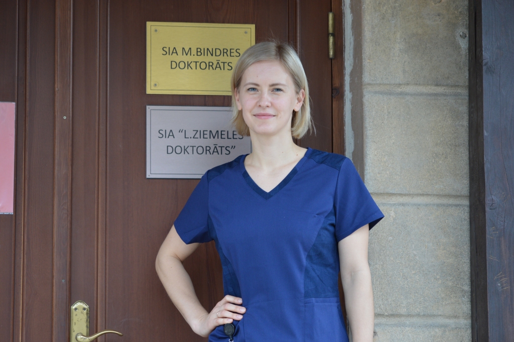 Smilteniešu novadniece, topošā ģimenes ārste Elza Gruzdiņa šoruden uzsākusi pirmo rezidentūras gadu, strādājot praksē gan Marutas Bindres doktorātā Smiltenē, gan Vidzemes slimnīcā, kur nākamnedēļ dosies palīgā  slimnīcas “Covid-19” pacientu nodaļā strādājošajiem mediķiem. 
Autors: SANDRA PĒTERSONE