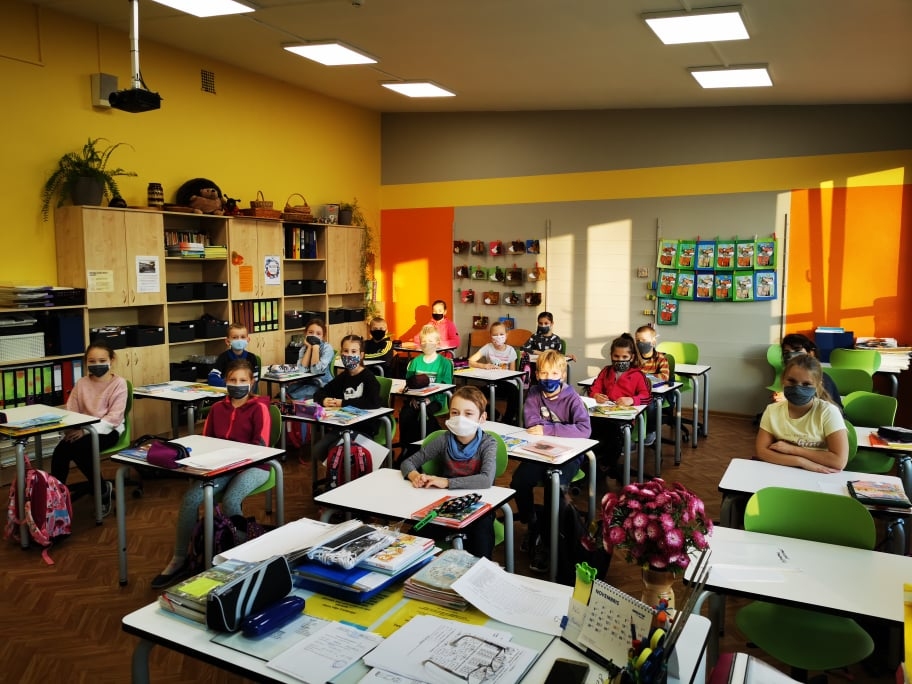 Pirmdien pēc rudens brīvlaika Latvijas vispārizglītojošās skolās mācības klātienē atsāka 1. līdz 3. klašu skolēni. Valkas Jāņa Cimzes ģimnāzijas 2.b klases skolēni ir gatavi stundās klausīties un apgūt jauno mācību vielu.        
Autors: ANDA KUŠĶE