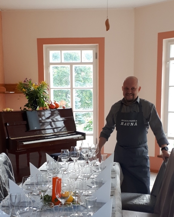 Juris Sapožņikovs-Pētersons ir profesionāls šefpavārs. Savas zināšanas un prasmes ēdienu pagatavošanas mākslā viņš apliecina ne tikai ikdienas darbā, bet arī dažādos gardēžu pasākumos (tostarp Mājas kafejnīcu dienās) un arīdzan mājražošanā.                         
Autors: No Sapožņikovu-Pētersonu ģimenes arhīva