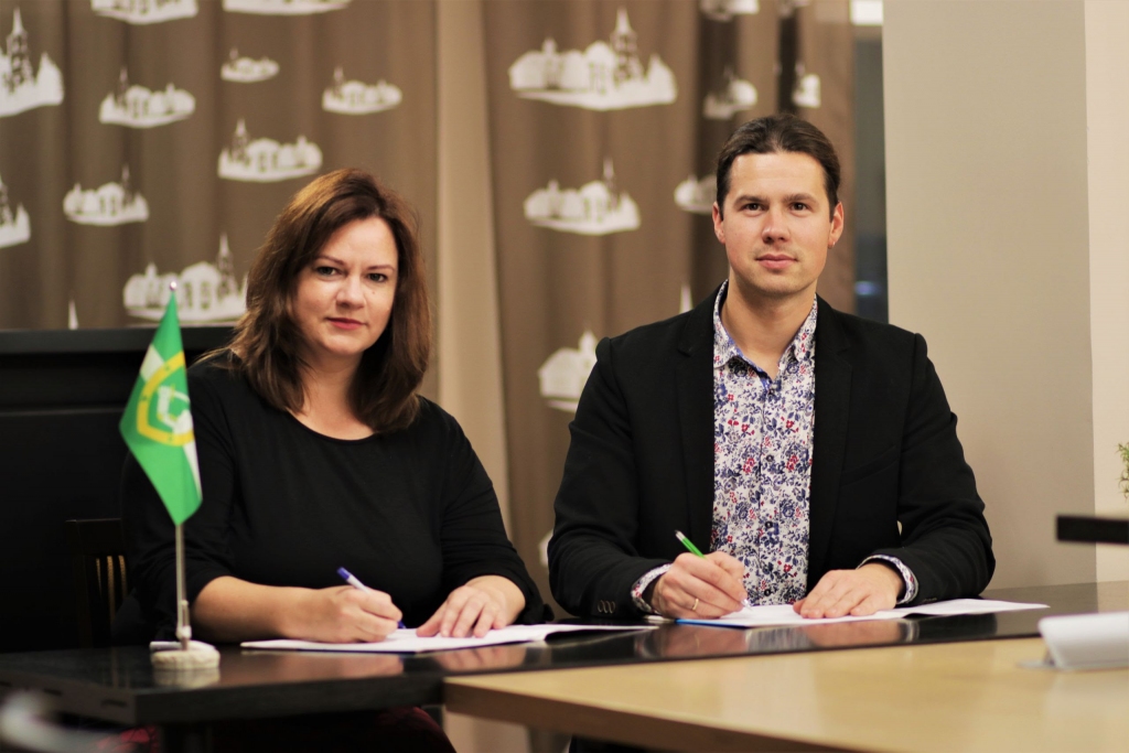 Piektdien Valgas rātsnamā jauno pagasta koalīcijas līgumu parakstīja vēlēšanu apvienības “Valga 2.1” pārstāve Monika Rogenbauma un Igaunijas Reformu partijas pārstāvis Lauri Drubinš.         
Autors: Valgas pagasta pašvaldība