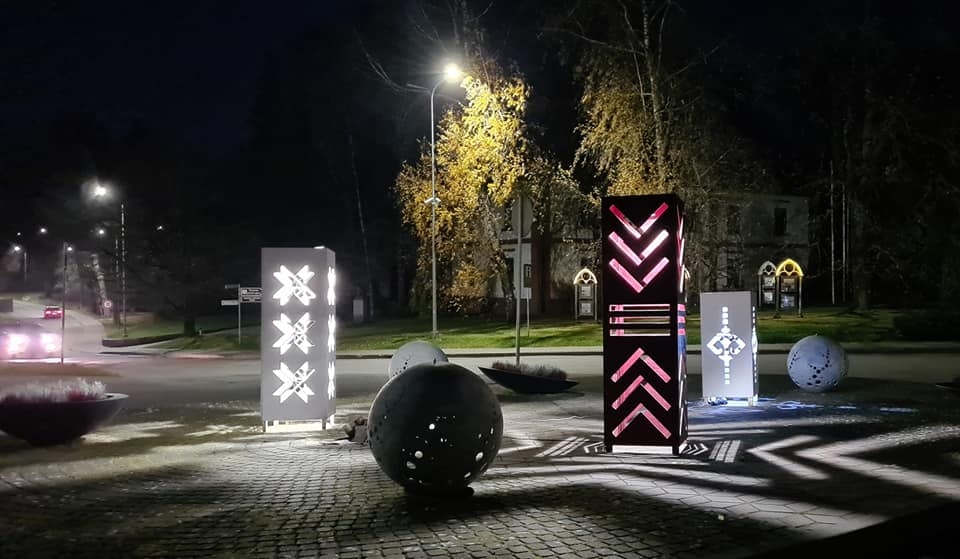 Raunas centrā ir izgaismots arī šī gada jaunums – vides instalācija par godu Latvijas valsts svētkiem, akcentējot rūpīgi saglabātos un atjaunotos, raunēniešu darinātos latvju ornamentus.
