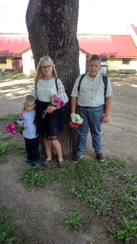 Zariņu jaunākā paaudze, kura brīvajā laikā labprāt kopā ar vecākiem iesaistās arī dažādos lauku darbos ģimenes saimniecībā.