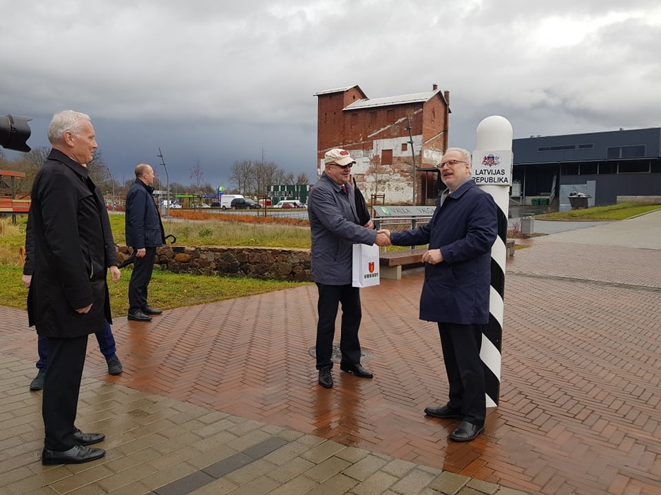 Valkas novada pašvaldības priekšsēdētājs Vents Armands Krauklis uz Latvijas–Igaunijas robežas Valkas pusē sveic Latvijas Valsts prezidentu Egilu Levitu. Šajā simboliskajā brīdi klāt ir arī Valsts prezidenta kancelejas vadītājs Andris Teikmanis.                                                                                                                                          
Autors: INGA KARPOVA
