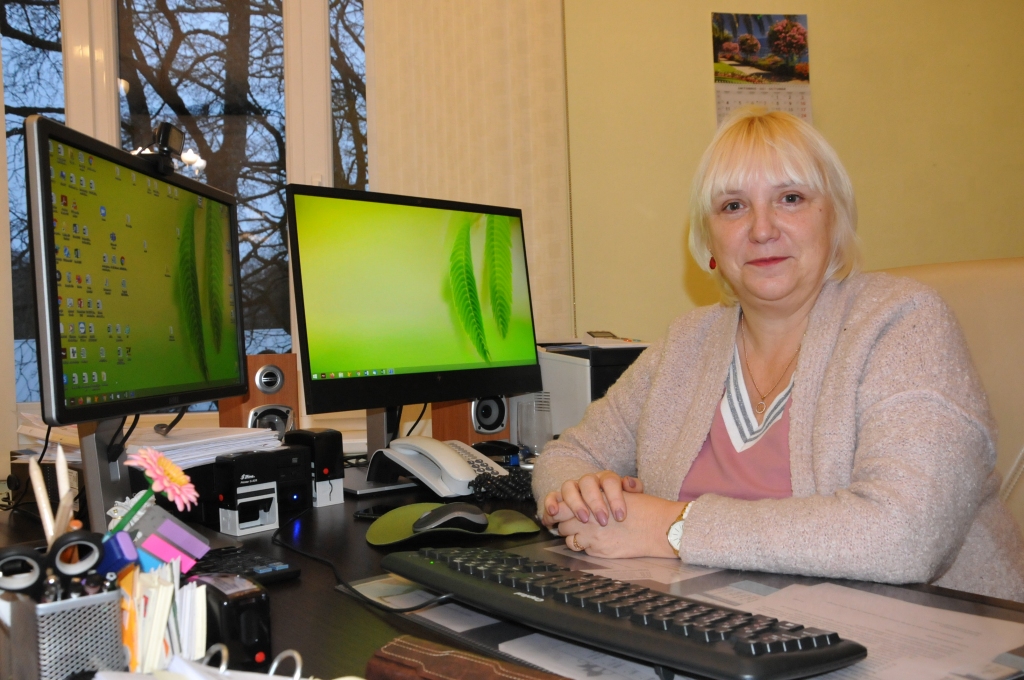 Valkas novada pašvaldības Grāmatvedības un finanšu nodaļas vadītājai Ilzei Grandavai jau kopš bērnības paticis spēlēties ar cipariem. Jau vairāk nekā 20 gadus viņa ne tikai strādā šajā profesijā, bet arī apmāca jaunos grāmatvežus.                                                                                          
Autors: INGA KARPOVA 