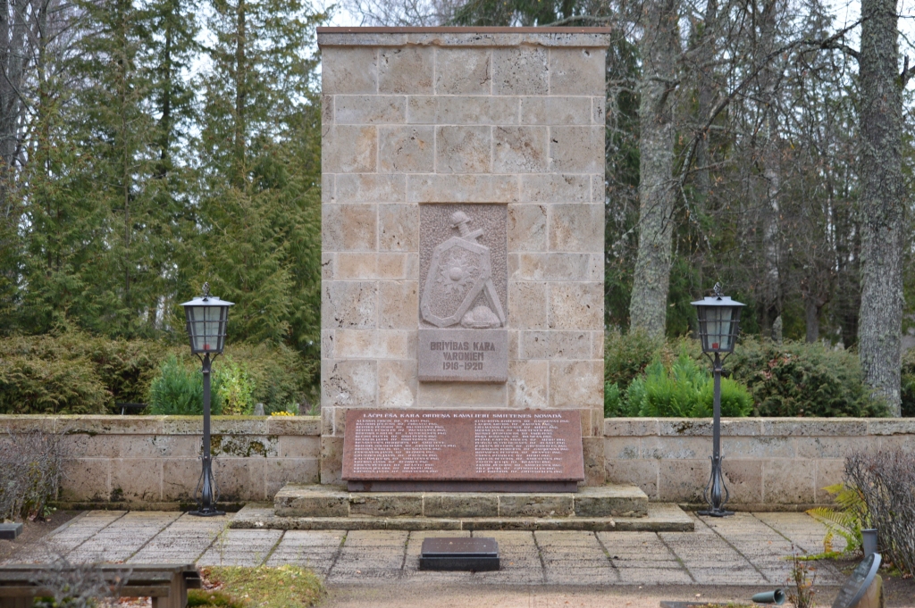 Šo ceturtdien, 11. novembrī, no pulksten 17 līdz 19 tiks izgaismots ceļš līdz piemineklim Brīvības kara varoņiem Smiltenes kapsētā, kur cilvēki varēs svecītes nolikt individuāli.                                                   
Autors: SANDRA PĒTERSONE