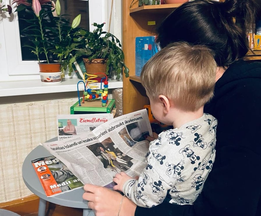 Parasti jaunāko “Ziemeļlatvijas” numuru pārlapo visa Jūgu ģimene, arī meita Diāna. Interesi par laikrakstu pauž arī pati jaunākā paaudze.                                                                                                                 
Autors: no Jūgu ģimenes personīgā arhīva