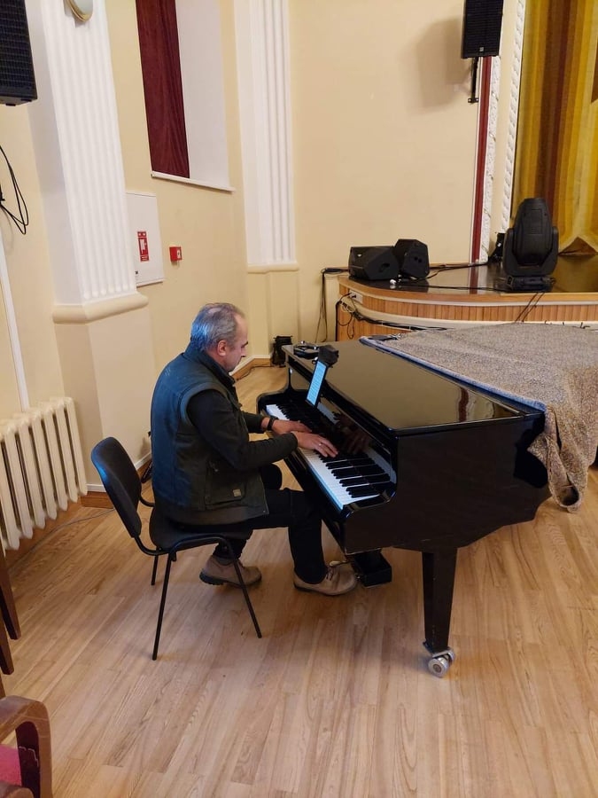 Valkā un tuvākajā apkārtnē pazīstamais pianists Andris Niklavičs, nākot klajā ar ierosinājumu spēlēt klavieres, aizvadītajā svētdienā iepriecināja cilvēkus, kas bija atnākuši uz izbraukuma vakcināciju Valkas pilsētas kultūras namā.                                                                                                                                                            
Autors: NO PERSONĪGĀ ARHĪVA