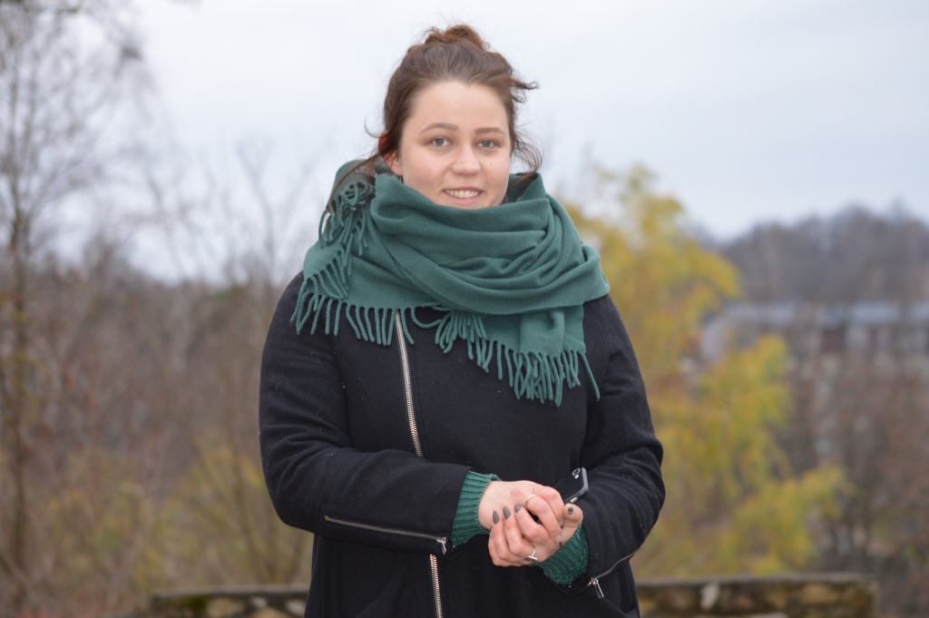 Noformēšanas mākslinieces pienākumi Smiltenes novada Kultūras centrā ir Evitas Rauzas pirmais lielākais, nozīmīgākais darbs pēc augstskolas absolvēšanas šovasar. 
Autors: SANDRA PĒTERSONE