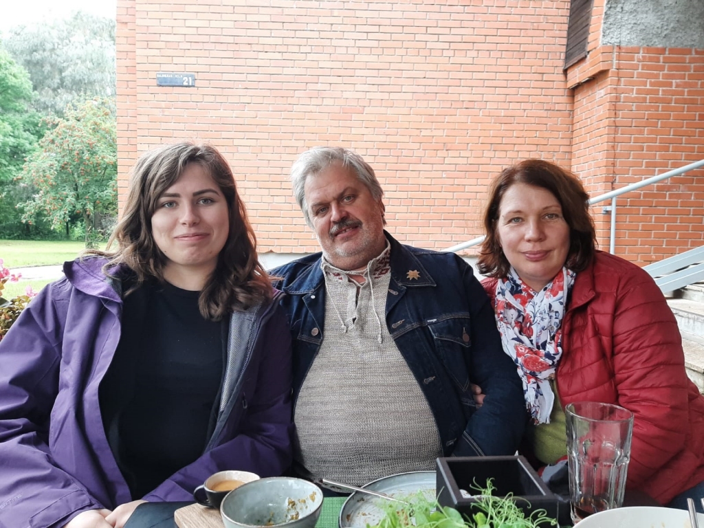 Rudzīšu ģimene ar meitu Martu (no kreisās), kura šobrīd dzīvo un mācās Londonā. 
Autors:  no Rudzīšu ģimenes personīgā arhīva 