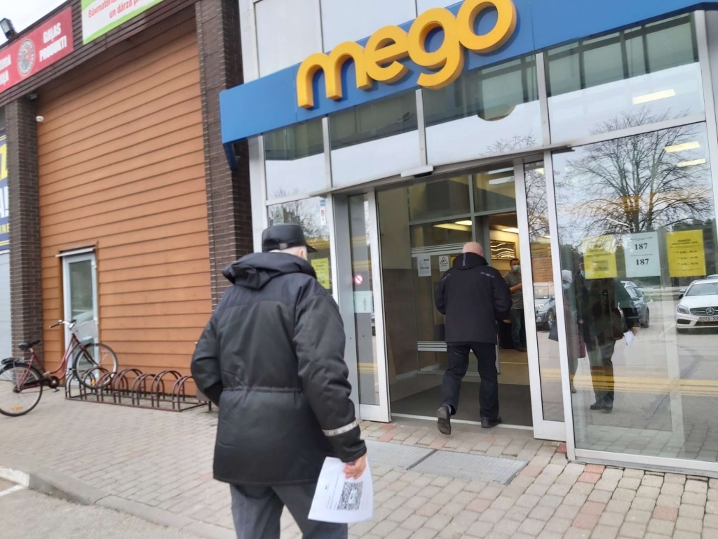 Vienīgais tirdzniecības centrs Valkā ir “Walk”. No 15. novembra, lai tur iepirktos, tai skaitā pārtikas veikalos, ieeja ar vakcinācijas vai Covid-19 pārslimošanas sertifikātu.                                                                                                                 
Autors: INGŪNA JOHANSONE