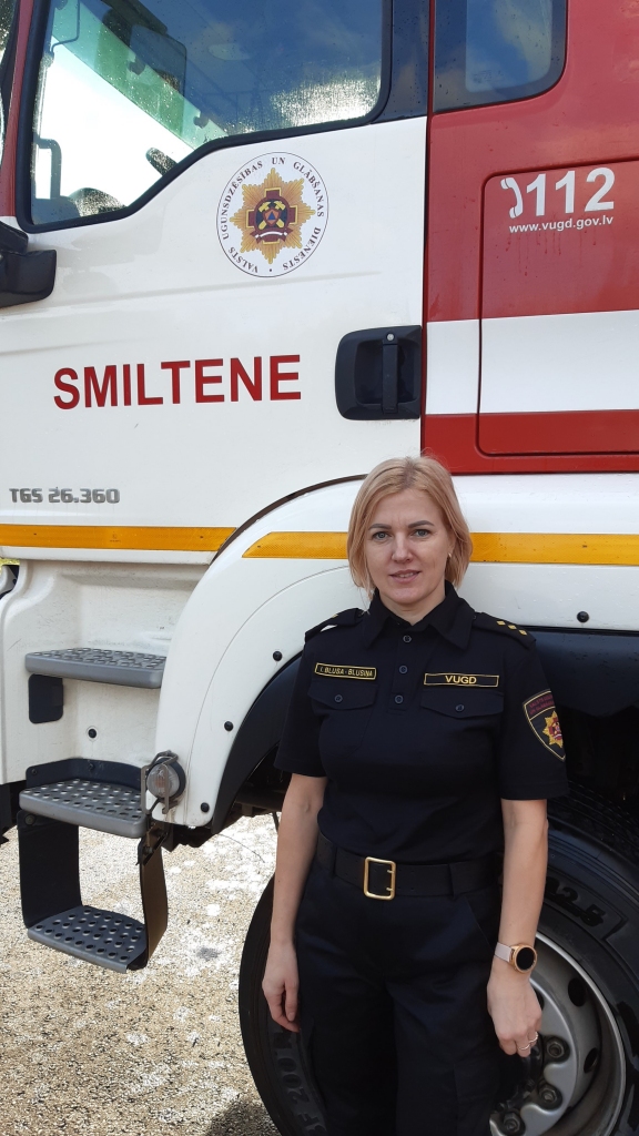 VUGD Smiltenes posteņa jaunā komandiere Ineta Blusa-Blusiņa ir gatava izaicinājumam pierādīt, ka arī sievietes var būt profesionāli spēcīgas, pildot šāda amata pienākumus.                                                             
Autors: SANDRA VĒJIŅA