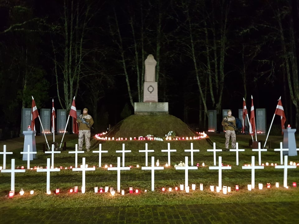 Aizvadītajā ceturtdienā, 11. novembrī, atzīmējot Lāčplēša dienu,  Valkā, Brāļu kapos, kur dus Latvijas brīvības cīnītāji, varoņu piemiņu godināja valcēniešu iedegtās svecītes un atnestie rudens ziedi.                                                                                                                                                                      
Autors: INGA KARPOVA