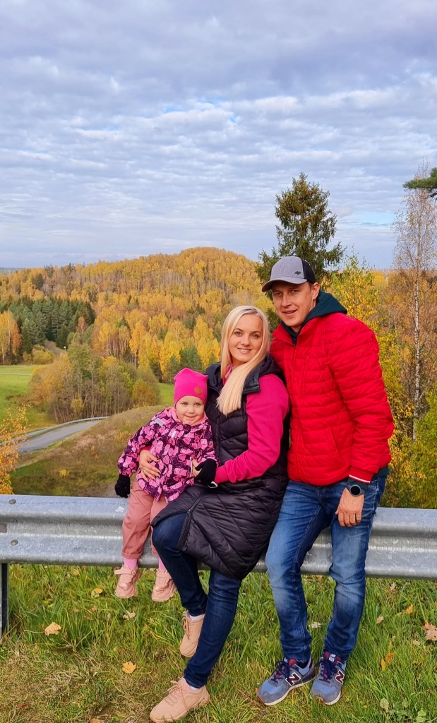 Rainers un Elīna kopā ar meitiņu Rēziju izbauda Latvijas dabas krāšņumu visos gadalaikos, atrodot laiku kopīgiem izbraucieniem pa dzimto zemi.                                                                             
Autors: no E. Rulles personīgā arhīva