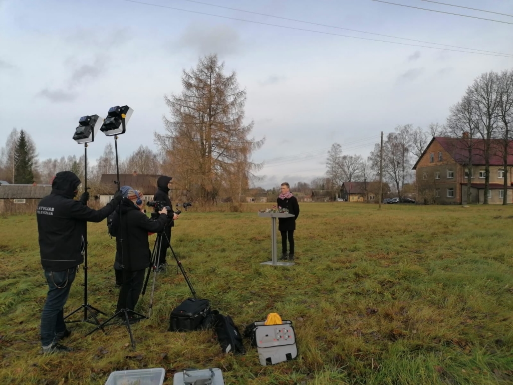Aizvadītajā nedēļā Smiltenes novada Palsmanē ieradās Latvijas Televīzijas filmēšanas grupa, lai nofilmētu pagasta pamatskolas 8. klases skolnieka Rūdolfa Indrēvica svētku uzrunu Latvijas iedzīvotājiem 18. novembrī. 
                                                                                                                                                                                                                           
Autors: SANTA INDRĒVICA
