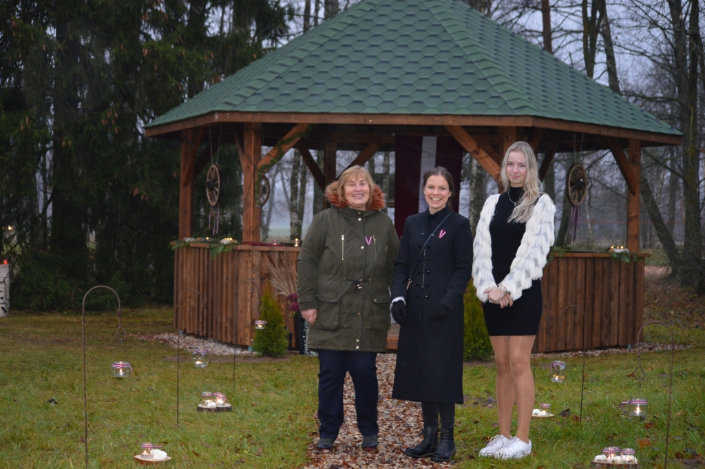 Savas jaunās “zaļās klases” atklāšanu skolēni vēroja tiešsaistē datoros. Pie lapenes svinīgo uzrunu teica Grundzāles pamatskolas direktore Valda Elstiņa (no kreisās), projekta “dzinējspēks”, biedrības “Grundzāles skolai” valdes priekšsēdētāja Zanda Jundze-Broma un skolēnu pašpārvaldes prezidente Evelīna Valaine.                                                          
Autors: SANDRA PĒTERSONE