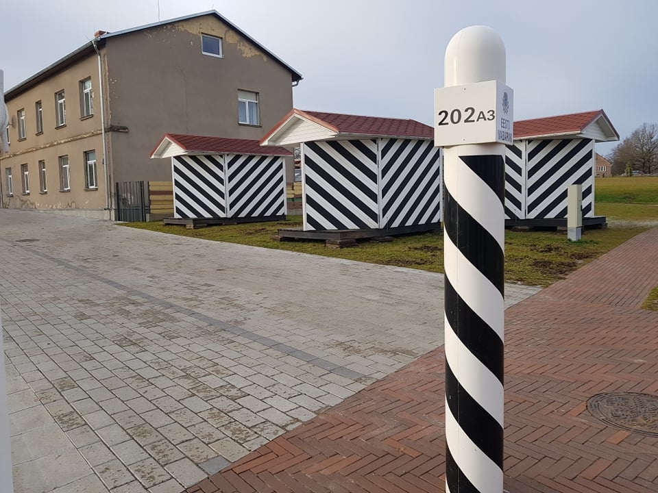 Šobrīd tirdzniecības kioski Valkā, kas tiek dēvēti arī par robežbūdiņām, atrodas dīkstāvē. Kad tur atkal varēsim redzēt vietējos mājražotājus, pagaidām nav zināms.                                                                       
Autors: Inga Karpova