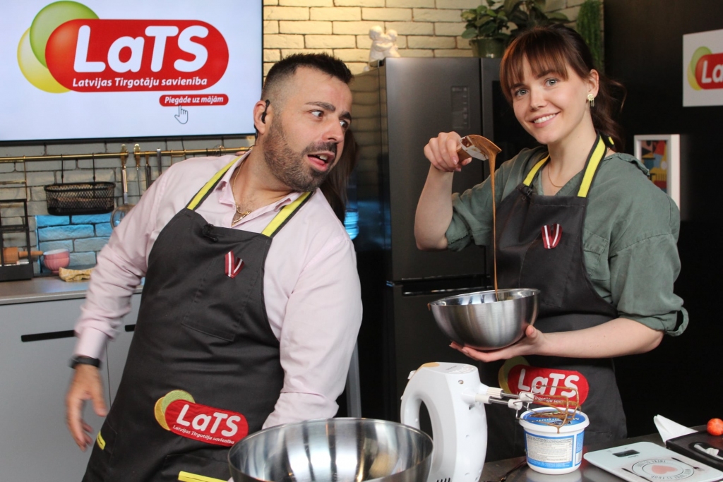 Baiba Bērziņa raidījumā plecu pie pleca ar Roberto gatavo Ziemassvētku tiramisu ar piena šokolādi un piparkūku garšvielām.                                                                                                                          
Autors: no Baibas Bērziņas personīgā arhīva