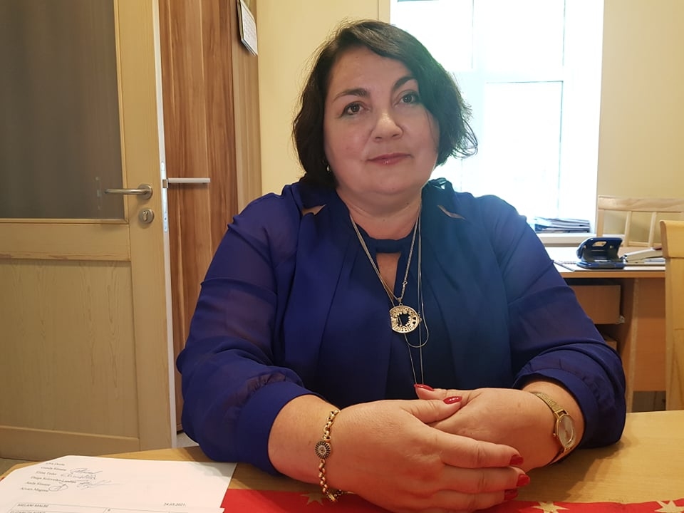 Vakar izšķīrās Valkas mākslas skolas direktores Sniedzes Ragžes liktenis - viņa turpinās vadīt šo izglītības iestādi. Taču direktorei būs jāņem vērā uzdevumi un ieteikumi, kā uzlabot skolas gaisotni un vadūbas stilu. 
Autors: INGA KARPOVA