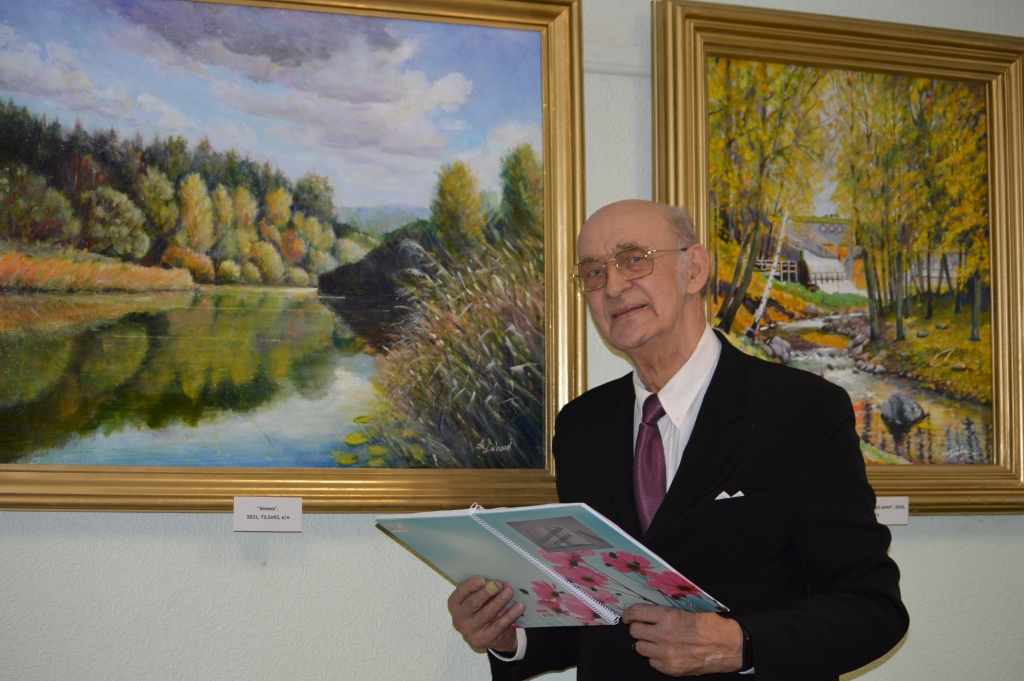 Smiltenes novada mākslinieks Aleksandrs Luhaers ik pa brīdim iepriecina ar savu gleznu izstādēm Smiltenes bibliotēkā, bet šoreiz viņš arī pārsteidz ar ko savai daiļradei neierastāku.                                    
Autors: SANDRA PĒTERSONE