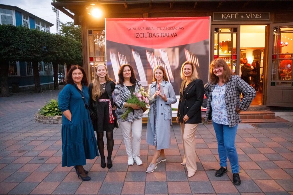 2022. gadā Oksana Pugačova saņēma Latvijas izcilības balvu žurnālistikā kategorijā “Reģioni un diaspora” par darbu “Ukrainai jāuzvar!”. Attēlā – kopā ar Latvijas kolēģēm, tostarp šo rindu autori.