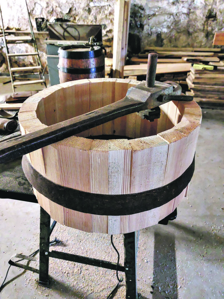 Jo ilgāk koku vāra, jo tas mīkstāks. “Pat tad, kad viss ir ideāli, tāpat nevar garantēt, ka koks neieplīsīs, jo koks ir koks,” saka Dins.