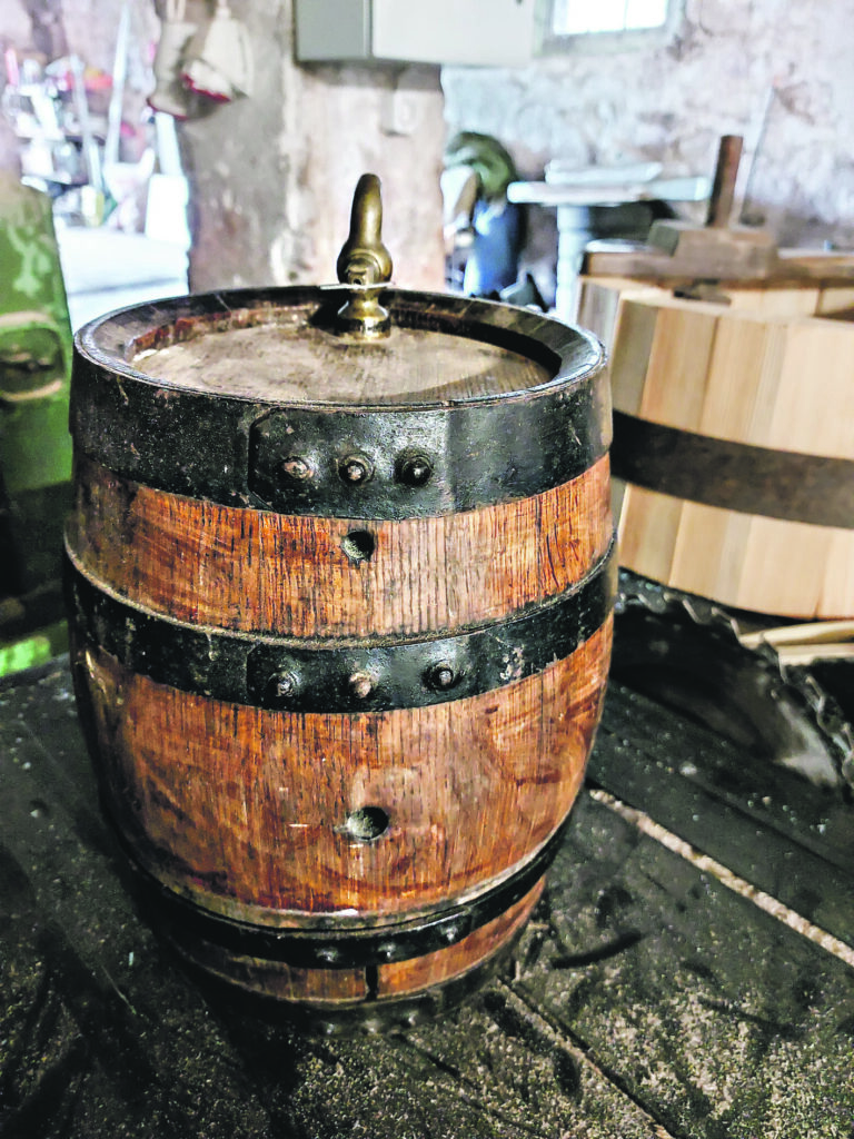 Muca, ko gatavojis Dina vectēva brālis, interesanta ar to, ka tai ir dubultdibens. Var ieliet vienu šķidrumu, otru šķidrumu un vēl ir, kur kapeikas iemest.