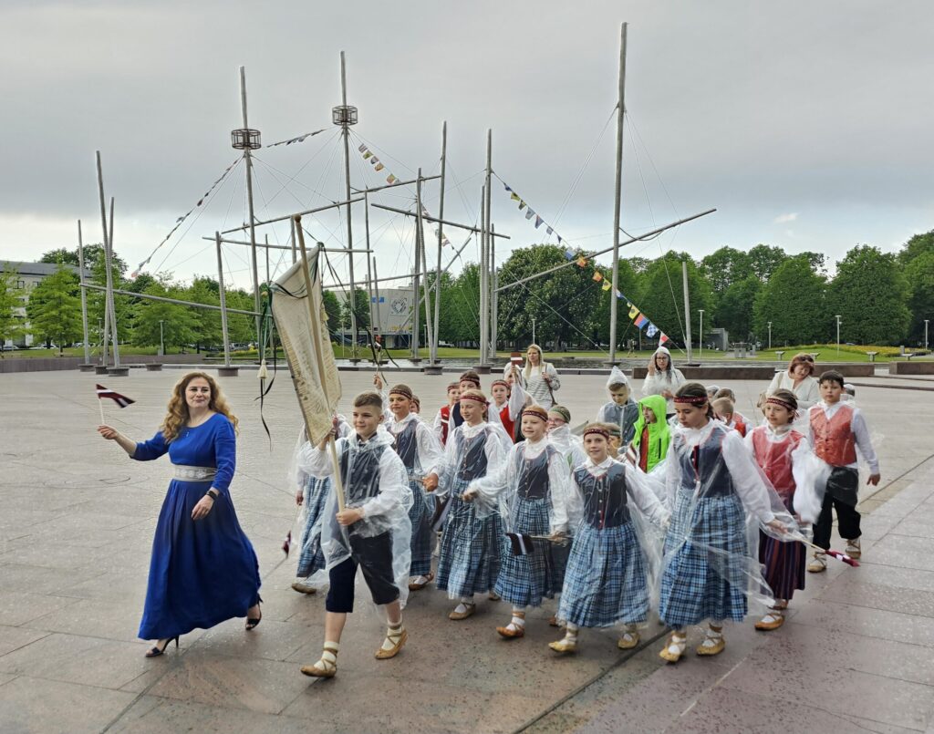 “Vainadziņa” dejotāji noslēdza svētku gājienu, kas devās no Lielā laukuma uz Olimpisko centru “Ventspils”.