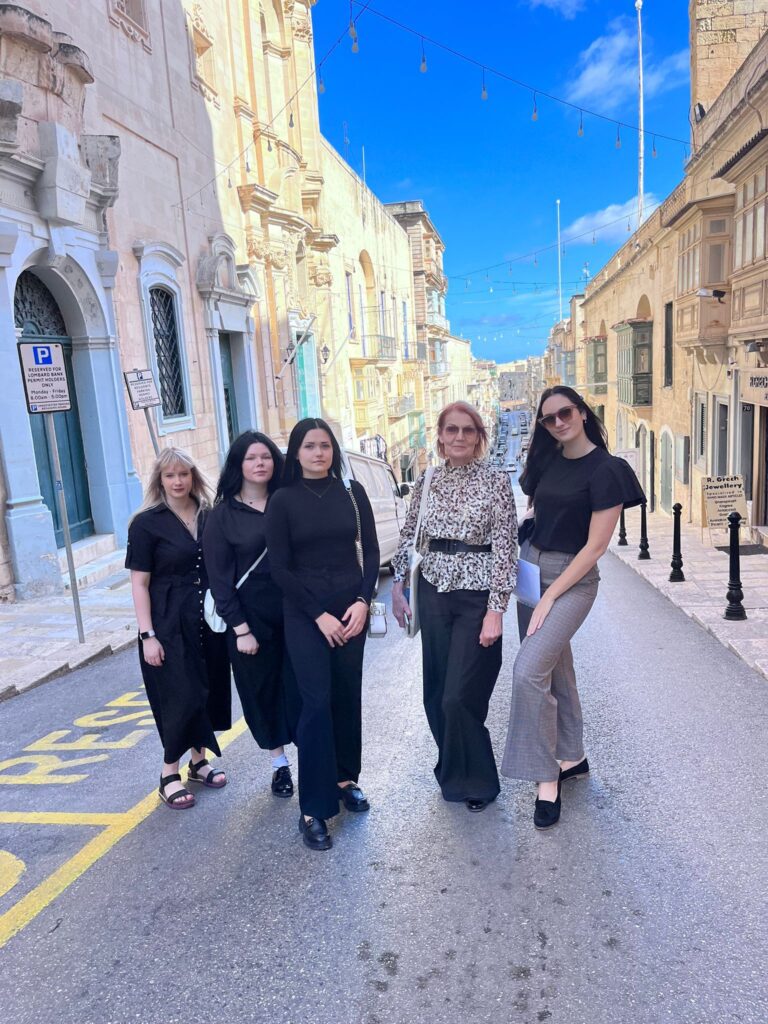 Rūta (no labās) kopā ar profesionālo priekšmetu skolotāju Anitu Upenieci un kursabiedrenēm Veroniku Karīnu Prusakovu, Ēriku Žannu Kalniņu un Samantu Esīti.